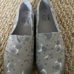 TOMS Youth size 2 (never worn)